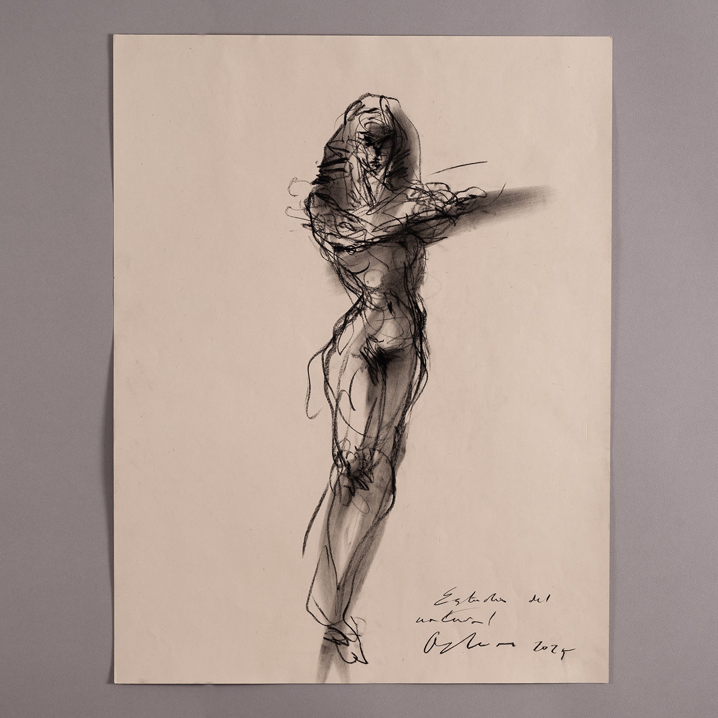 Figura con codo adelante